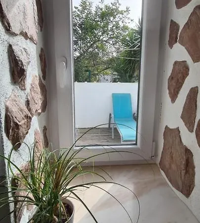 Nature's Retreat: Coastal Oasis With Modern Comforts *